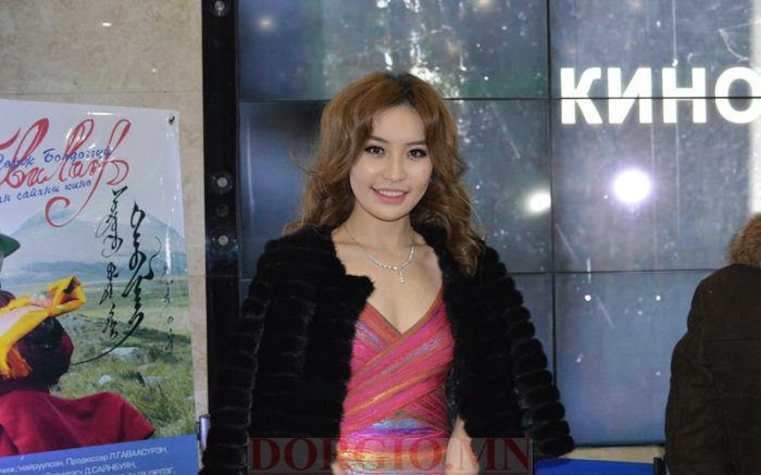 Жүжигчин Ц.Эрдэнэцэцэгт ирсэн “гэнэтийн бэлэг”